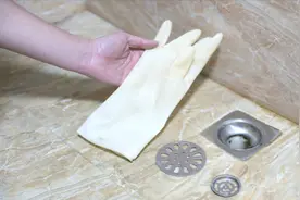 下水道口放一个橡胶手套，太聪明了，解决家家都困扰的烦恼，学学视频封面