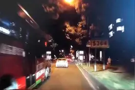 中山一公交车竟与宝马当街斗气别车，两车互不相让结果撞上了视频封面
