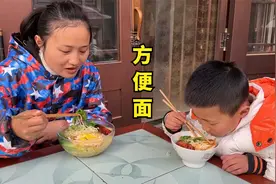 农村媳妇干活饿了，回家煮一碗方便面，大口吃着真是香，吃撑了视频封面