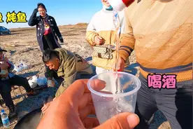 北大荒浑水抓鲶鱼，搬石头搭灶台，围一圈人河边吃鱼喝酒太美了！视频封面