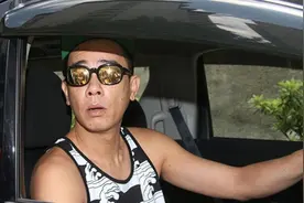 陈小春座驾曝光，开15年不愿意换，全香港仅此一辆，车牌号成亮点视频封面