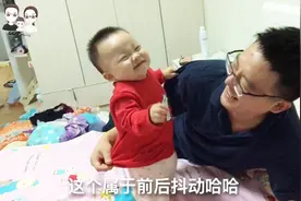 11个月萌娃一听音乐就跳舞，还要站着抖动身体好搞笑，赶紧学街舞视频封面