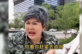 美女跟男友逛街买菜，谁料卖菜的竟是母亲，结局太暖心视频封面