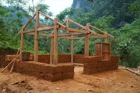小版土坯房建造过程 东南亚小哥只用泥土和树木搭建房屋全程视频封面