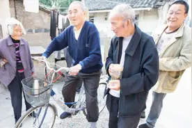 我国七旬大爷发明新型自行车，超省力，荣获国家专利！太霸气！视频封面