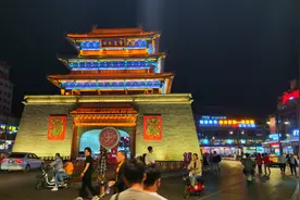 晚上逛开封鼓楼广场夜市，这里美食很多夜景也漂亮视频封面