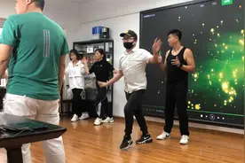 办公室桃花运日常练习 妖娆大叔走了桃花运 灵魂舞者视频封面