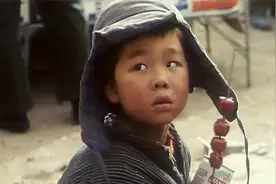 【1】养母为残疾儿子揉脚12年终现奇迹！视频封面
