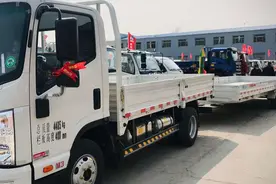 4米2轻卡+8米挂车，C1驾照就能开，这是没把牵引车放在眼里啊视频封面