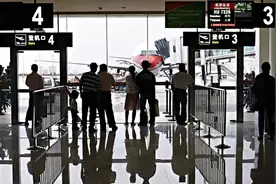 因航班延误缺考复试 考研生崩溃大哭：学校只提前2天通知视频封面