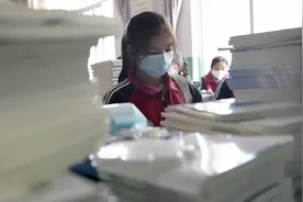 广州市教育局回应小学教材异味大：封油过重，全部回收更换视频封面