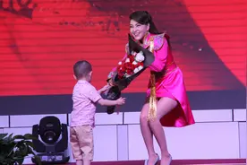 真不愧是蒙古一枝花！乌兰图雅翻唱黄梅戏《女驸马》，戏腔简直了视频封面