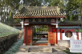 探秘五虎上将马超墓，冷清无人祭拜，百年古碑又为何被遗弃在外？视频封面