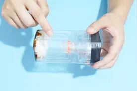 彻底消灭蟑螂的土方法，只需要一个塑料瓶，蟑螂来一只抓一只