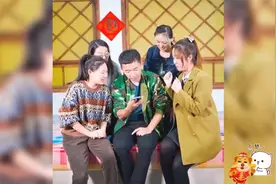 盘点孩子回家感人瞬间,爸爸大喊闺女时,泪水直接打湿眼眶了视频封面