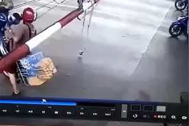 一摩托车骑手穿越铁路平交道口 尴尬场面被监控拍下令人哭笑不得视频封面