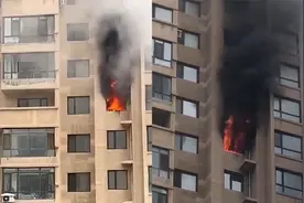 沈阳苏家屯一高层居民家发生火灾，火焰从卧室窜出，现场1人死亡视频封面