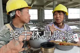女小工每天体力劳动消耗大，中午工地休息，泡菜炒火腿下饭视频封面