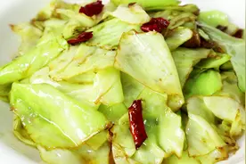 教你手撕包菜的家常做法，我家一周吃6次，比饭店的都香，超下饭视频封面