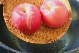 苹果倒进锅里炒一炒，没想到会这么好吃，酸甜酥脆，上桌全部吃光视频封面