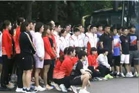 中国乒乓球队抵达东京，出发前刘国梁携手教练和运动员亮相视频封面