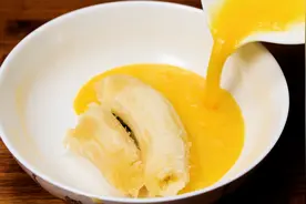 有一根香蕉和两个鸡蛋就可以做的早餐健康又好吃视频封面
