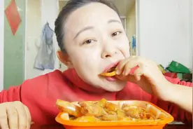 小章原创自煮麻辣海鲜小火锅，里面的大虾和章鱼也太好吃了吧！视频封面