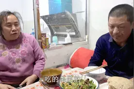鸭胸肉炒油麦菜，大黑为啥说少吃？看媳妇咋回复，大片肉吃得过瘾视频封面