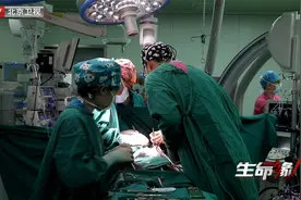 9岁男孩4次手术，心脏缝了上千针，高难度手术一波三折，意外频发视频封面