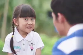 可爱的小女孩瞪眼龇小白牙，你的表情包已被发现视频封面