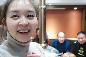 时隔15年，再次跟初中时期的老师和同学相聚，巧克力彻底玩嗨了视频封面