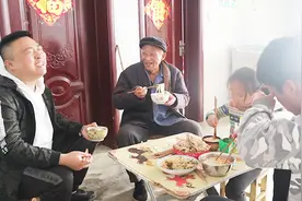 小根去婶婶家蹭饭吃老母鸡汤米线，爷爷说了什么小根开怀大笑？视频封面