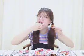 妹子试吃洞庭湖鱼尾鱼排，被鱼尾辣哭被鱼排感动哭，味道让人难忘视频封面