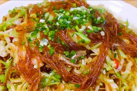包菜炒粉丝饭店的做法，粉丝不坨不粘锅，技巧全告诉你！视频封面
