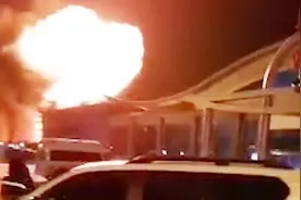 黑龙江佳木斯机场疑发生火灾 爆炸升起蘑菇云 人员伤亡不明视频封面