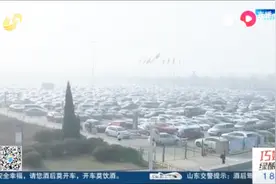 雾霾太重，遥墙机场的飞机也不能起飞了，数名旅客被滞留机场视频封面
