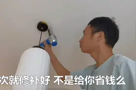 灯具底座乳胶漆修补，漆工赤脚站在桌子上，用电吹风加热一次搞定视频封面