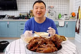 7个猪蹄，小火炖3小时，做猪蹄两吃，辣卤和脆皮，肥而不腻 ，Q弹视频封面