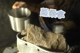 韩国美女在帐篷里蒸桑拿喝啤酒，看看她有多享受视频封面