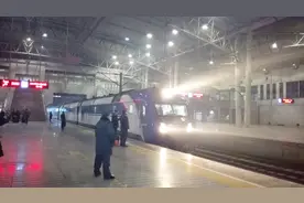 很多人不理解，为什么火车的车灯，白天夜晚都要打开