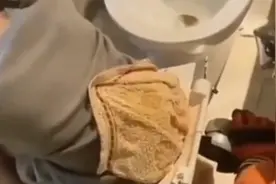 女子上厕所时被马桶卡住，当消防员赶到后，这一幕让人哭笑不得视频封面