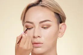 国外的小姐姐奇思妙想，给自己的男生朋友化妆，女装大佬视频封面