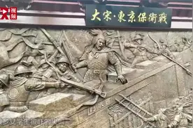 小伙扮演铜人贴在浮雕壁画上以假乱真 自述“汗珠流下才被发现”视频封面