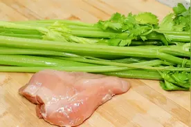 炒芹菜不焯水才好吃，搭配块鸡胸肉，鲜脆嫩滑，爽口解馋，特别香视频封面