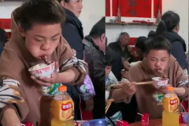 男孩吃席忘我干饭！饭菜堆老高，网友：这兄弟为了丐帮扛了多久？视频封面