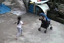 惊险一幕！女孩推婴儿车不慎致车翻进沟里 网友：她也很自责吧视频封面