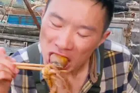 渔民大哥辛苦一天了，端着米饭在船上吃海鲜，一看就是饿坏了视频封面