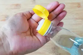 白醋倒在手心搓一搓，没想到这么厉害，这方法太神奇了，快试试视频封面