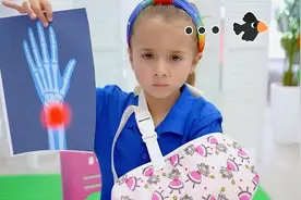 同学的胳膊受伤了，学习吃饭都很困难，同桌发现后及时来帮忙视频封面
