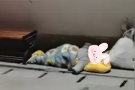 台州一岁男婴深夜被遗弃福利院门口  好心人发现后边哄婴儿边报警视频封面